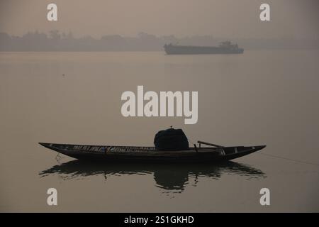 Kalkutta, Indien. Januar 2025. Ein Fischerboot parkt am 4. Januar 2025 auf dem Ganga River an einem dichten, nebeligen Morgen, inmitten steigender Luftverschmutzung in Kalkutta, Indien.Bilder von Debajyoti Chakraborty. (Foto: Debajyoti Chakraborty/News Images) in Kalkutta, Indien am 1.4.2025. (Foto: Debajyoti Chakraborty/News Images/SIPA USA) Credit: SIPA USA/Alamy Live News Stockfoto