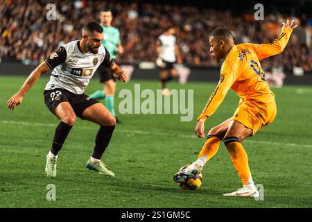 Kilyan Mbappe von Real Madrid CF und Luis Rioja von Valencia CF während des spanischen Meisterschaftsspiels La Liga zwischen Valencia CF und Real Madrid CF am 3. Januar 2025 im Mestalla-Stadion in Valencia, Spanien Credit: Independent Photo Agency/Alamy Live News Stockfoto