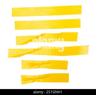 Draufsicht Set aus zerknittertem oder zerknittertem gelbem Vinylband oder Stoffband in Streifenform ist auf weißem Hintergrund mit Beschneidungspfad isoliert. Stockfoto