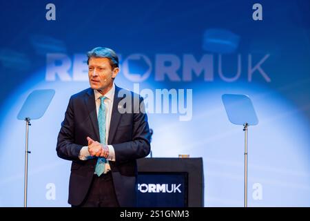 Leicester, Großbritannien. 03 01, 2025. Richard Tice, Parlamentsabgeordneter für Boston und Skegness und stellvertretender Leiter der Reform UK auf der Hauptbühne der Reform UK East Midlands Veranstaltung, die im Athena Events Veranstaltungsort in Central Leicester stattfand, sah mehrere wichtige Mitglieder des Reformteams vor einem 1000 Personen ausverkauften Publikum von Reformmitgliedern die Bühne betreten. Credit Milo Chandler/Alamy Live News Stockfoto
