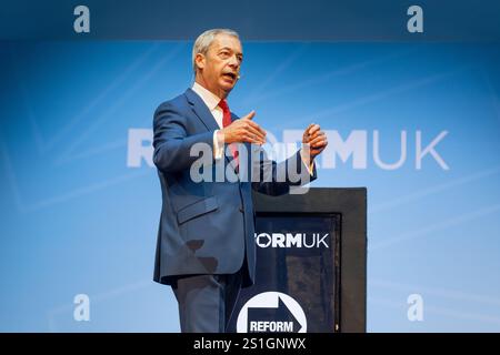 Leicester, Großbritannien. 03 01, 2025. Nigel Farage, Abgeordneter von Clacton und Leader of Reform UK, spricht in einer Hauptredner auf der Veranstaltung Reform UK East Midlands, die im Athena Events Veranstaltungsort in Central Leicester stattfand und sah, wie mehrere wichtige Mitglieder des Reformteams die Bühne vor einem 1000 Personen ausverkauften Publikum von Reformmitgliedern besetzten. Credit Milo Chandler/Alamy Live News Stockfoto
