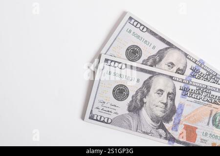 Zwei Scheine im Wert von 100 $. US-Dollar. Banknoten. Amerikanisches Geld. Isoliert auf weißem Hintergrund Stockfoto