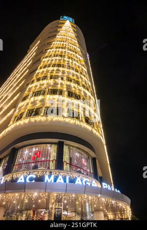 Malaga, Spanien 31. Dezember 2024 Marriott AC Hotel Malaga Palacio beleuchtet und zu Weihnachten dekoriert Stockfoto