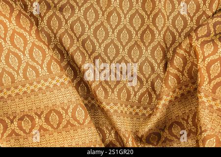 Close-up Goldfarbe Thai traditionelle Wachs- und seidenweiche Muster Textur. Stockfoto
