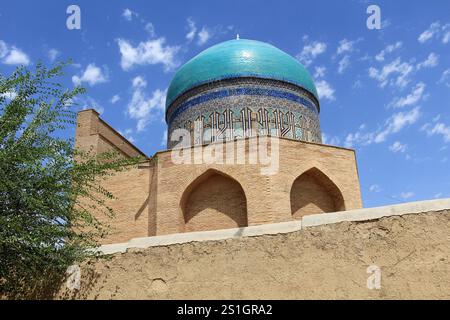 Das Grabmal Rabia Sultan Begim befindet sich im Garten des Ahmet Jesevi Komplexes. Das Grab wurde im 15. Jahrhundert während der Timur-Zeit erbaut. Stockfoto