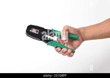 Crimpzangen für die Hand, isoliert auf weißem Hintergrund. Crimpzange. Funktionen zum Schneiden von Kabeln und Installieren von RJ45-Steckverbindern mit Kabeln Stockfoto