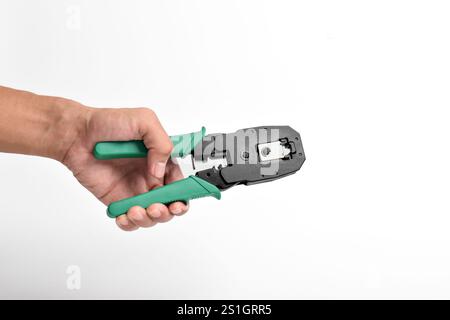 Crimpzangen für die Hand, isoliert auf weißem Hintergrund. Crimpzange. Funktionen zum Schneiden von Kabeln und Installieren von RJ45-Steckverbindern mit Kabeln Stockfoto