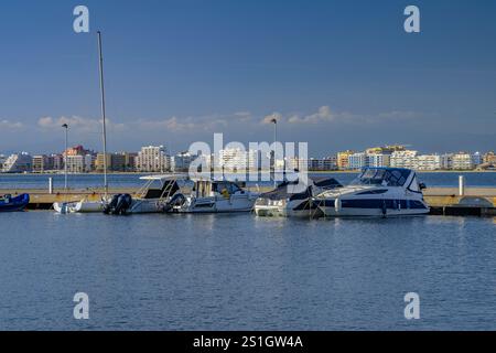 Boote im Hafen von Roses, an der Costa Brava (Alt Empordà, Girona, Katalonien, Spanien) ESP: Barcas en el puerto de Rosas, en la Costa Brava (Gerona) Stockfoto