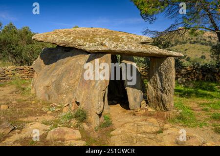 Dolmen der Creu d'en Cobertella und der umliegenden Ruinen, auf der Megalithroute der Rosen, in Cap de Creus (Alt Empordà, Girona, Katalonien, Spanien) Stockfoto