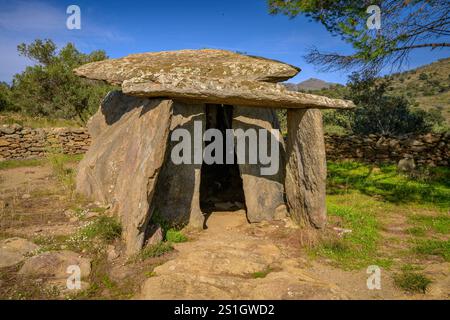 Dolmen der Creu d'en Cobertella und der umliegenden Ruinen, auf der Megalithroute der Rosen, in Cap de Creus (Alt Empordà, Girona, Katalonien, Spanien) Stockfoto