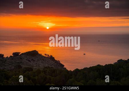 Sonnenaufgang am Cap de Creus, in der Nähe von Roses, mit einem Boot im Meer, an der Costa Brava (Alt Empordà, Girona, Katalonien, Spanien) ESP: Amanecer en el Cabo de Creus Stockfoto