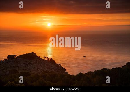 Sonnenaufgang am Cap de Creus, in der Nähe von Roses, mit einem Boot im Meer, an der Costa Brava (Alt Empordà, Girona, Katalonien, Spanien) ESP: Amanecer en el Cabo de Creus Stockfoto