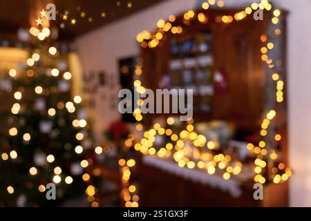 Bokeh-Hintergrund - Stimmungsvoll beleuchteter Family Room in der Weihnachtszeit Stockfoto