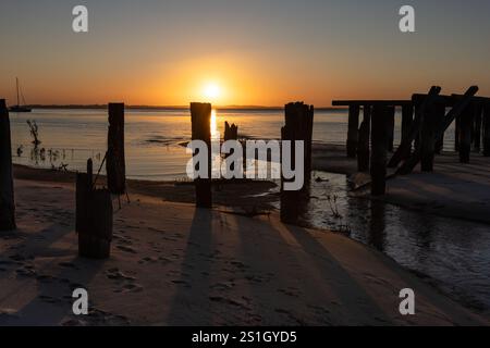 McKenzie Steg Pier, Sonnenuntergang über dem Meer, K'gari, Fraser Island, Queensland Australien, touristisches Reiseziel Stockfoto