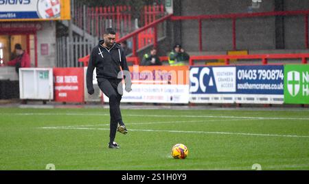 Schiedsrichter Sunny Singh Gill überprüft das Spielfeld vor dem Sky Bet EFL League One Spiel zwischen Crawley Town und Charlton Athletic im Broadfield Stadium, Crawley, UK - 1. Januar 2025 Foto Simon Dack / TPI nur redaktionelle Verwendung. Kein Merchandising. Für Football Images gelten Einschränkungen für FA und Premier League, inc. Keine Internet-/Mobilnutzung ohne FAPL-Lizenz. Weitere Informationen erhalten Sie bei Football Dataco Stockfoto