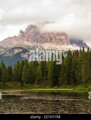 Majestätische Landschaft des Antorno Sees mit den beliebten drei Zinnen des Lavaredo im Hintergrund, Berge in den Wolken. Italienische Dolomiten. Misurina Stockfoto