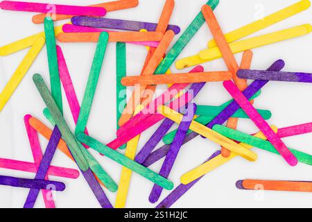 Mehrfarbige Holzstäbe für DIY-Kunstwerke und -Dekoration Stockfoto