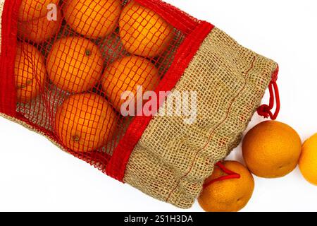 Köstliche Mandarinen in einem Jutebeutel auf weißem Hintergrund Stockfoto