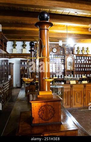 Pharmazeutische Maßstäbe aus dem 19. Jahrhundert existierten im Pharmazie-Museum in Sibiu, Rumänien Stockfoto