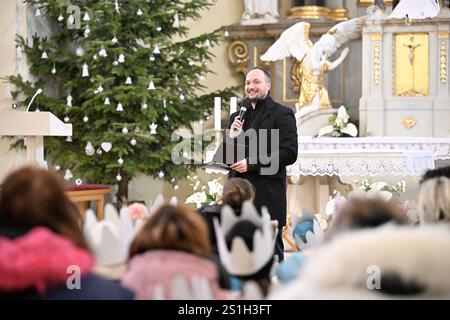 Slusovice, Tschechische Republik. Januar 2025. Priester Lukas Jambor segnet die von der Wohltätigkeitsorganisation organisierte Geldsammlung der drei Könige in der Geburtskirche des heiligen Johannes des Täufers in Slusovice, Tschechische Republik, 4. Januar 2025. Quelle: Dalibor Gluck/CTK Photo/Alamy Live News Stockfoto