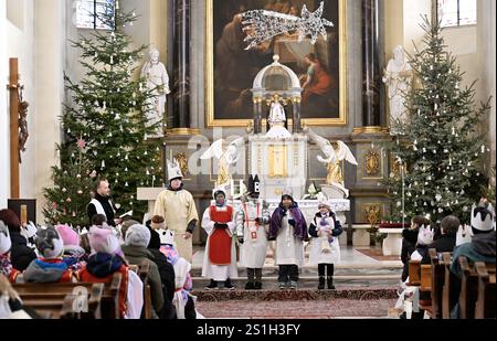 Slusovice, Tschechische Republik. Januar 2025. Priester Lukas Jambor segnet die von der Wohltätigkeitsorganisation organisierte Geldsammlung der drei Könige in der Geburtskirche des heiligen Johannes des Täufers in Slusovice, Tschechische Republik, 4. Januar 2025. Quelle: Dalibor Gluck/CTK Photo/Alamy Live News Stockfoto