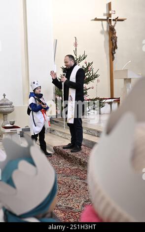 Slusovice, Tschechische Republik. Januar 2025. Priester Lukas Jambor segnet die von der Wohltätigkeitsorganisation organisierte Geldsammlung der drei Könige in der Geburtskirche des heiligen Johannes des Täufers in Slusovice, Tschechische Republik, 4. Januar 2025. Quelle: Dalibor Gluck/CTK Photo/Alamy Live News Stockfoto