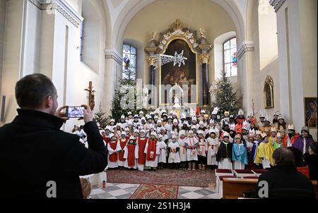 Slusovice, Tschechische Republik. Januar 2025. Die wohltätige Organisation der Geldsammlung der drei Könige in Slusovice, Tschechien, am 4. Januar 2025. Quelle: Dalibor Gluck/CTK Photo/Alamy Live News Stockfoto