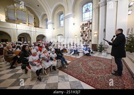 Slusovice, Tschechische Republik. Januar 2025. Priester Lukas Jambor segnet die von der Wohltätigkeitsorganisation organisierte Geldsammlung der drei Könige in der Geburtskirche des heiligen Johannes des Täufers in Slusovice, Tschechische Republik, 4. Januar 2025. Quelle: Dalibor Gluck/CTK Photo/Alamy Live News Stockfoto