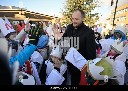 Slusovice, Tschechische Republik. Januar 2025. Priester Lukas Jambor segnet die von der Wohltätigkeitsorganisation organisierte Geldsammlung der drei Könige in der Geburtskirche des heiligen Johannes des Täufers in Slusovice, Tschechische Republik, 4. Januar 2025. Quelle: Dalibor Gluck/CTK Photo/Alamy Live News Stockfoto