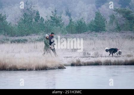 Thursley Common, Elstead. Januar 2025. Ein sehr kalter Start in den Tag für die Home Counties mit Temperaturen weit unter null Celsius. Ein frostiger Sonnenaufgang am Thursley Common in Elstead, nahe Godalming, in Surrey. Quelle: james jagger/Alamy Live News Stockfoto