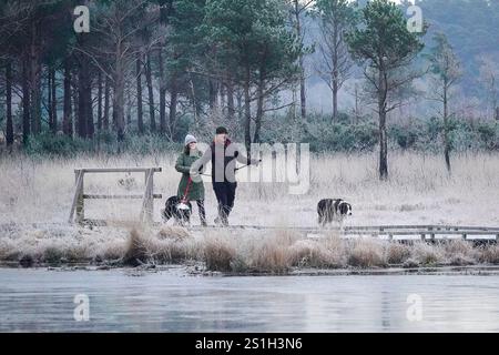 Thursley Common, Elstead. Januar 2025. Ein sehr kalter Start in den Tag für die Home Counties mit Temperaturen weit unter null Celsius. Ein frostiger Sonnenaufgang am Thursley Common in Elstead, nahe Godalming, in Surrey. Quelle: james jagger/Alamy Live News Stockfoto