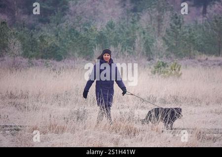Thursley Common, Elstead. Januar 2025. Ein sehr kalter Start in den Tag für die Home Counties mit Temperaturen weit unter null Celsius. Ein frostiger Sonnenaufgang am Thursley Common in Elstead, nahe Godalming, in Surrey. Quelle: james jagger/Alamy Live News Stockfoto