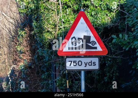 Gefahr der Erdung eines Straßenschilds, dreieckiges Schild mit roter Grenzwarnung vor einer sich nähernden Gefahr für lange Fahrzeuge, Großbritannien Stockfoto