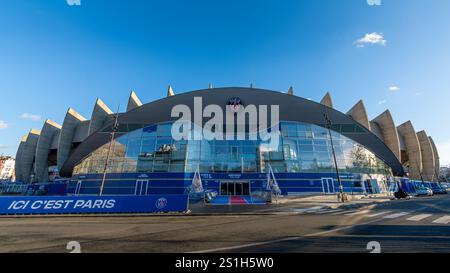 Vorderansicht des Haupteingangs zum Parc des Princes, einem französischen Stadion, in dem der Fußballverein Paris Saint-Germain (PSG) beheimatet ist, Paris, Frankreich Stockfoto