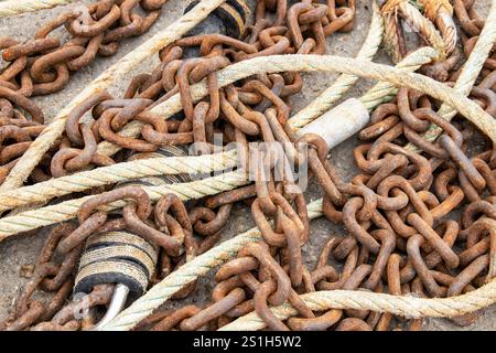 Kette und Seil locker auf dem Boden Stockfoto