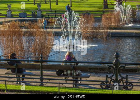 London, UK, 3. Januar 2025. Londoner und Touristen genießen die Springbrunnen im Hyde Park, London, da das Wetterbüro Met am 4. Und 5. Januar in ganz Großbritannien gelbe Warnmeldungen ausgibt, die Störungen von Schnee und Eis warnen. Quelle: Flavia Brilli Stockfoto