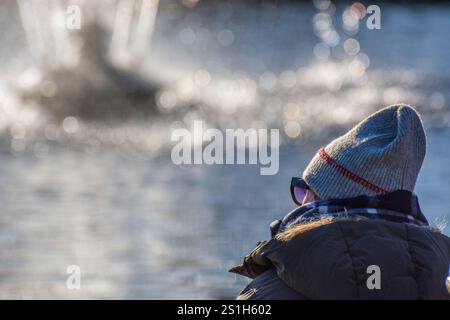 London, UK, 3. Januar 2025. Londoner und Touristen genießen die Springbrunnen im St James's Park, London, da das Wetterbüro Met am 4. Und 5. Januar bernsteinfarbene Warnmeldungen in ganz Großbritannien ausgibt, die Störungen von Schnee und Eis warnen. Quelle: Flavia Brilli Stockfoto