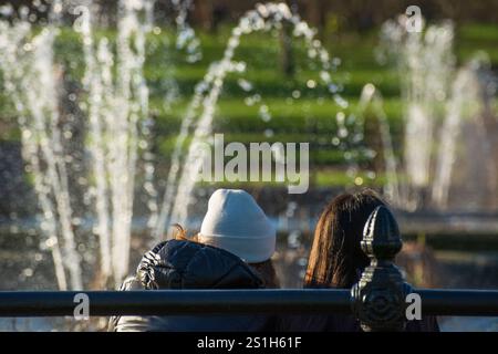London, UK, 3. Januar 2025. Londoner und Touristen genießen die Springbrunnen im Hyde Park, London, da das Wetterbüro Met am 4. Und 5. Januar in ganz Großbritannien gelbe Warnmeldungen ausgibt, die Störungen von Schnee und Eis warnen. Quelle: Flavia Brilli Stockfoto