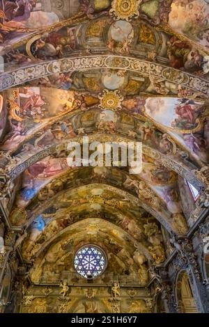 Fresken und Altar in der Kirche St. Nikolaus und St. Peter Martyr in Valencia, Spanien Stockfoto