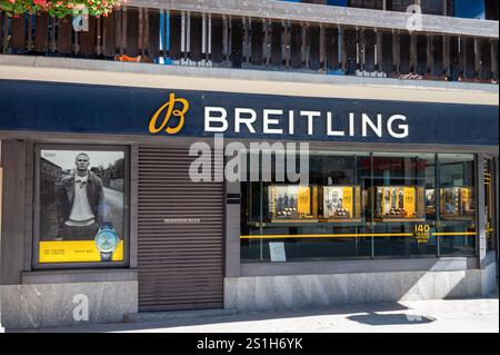 Zermatt, Schweiz - 22. September 2024: Die Vorderseite des Breitling Uhrengeschäfts in Zermatt Stockfoto