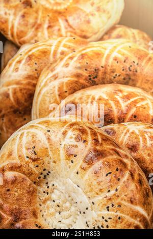 Usbekisch Tadschikisch Türkische traditionelle Fladenbrote, köstliches orientalisches Lavash Brot Genießen Sie unsere köstlich gebackenen Brötchen mit einem wunderschönen goldenen C Stockfoto