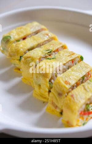 Nahaufnahme von frittiertem Reis-Tamagoyaki, serviert auf einem Teller. Stockfoto