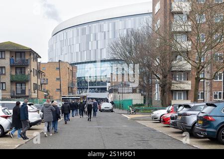 London, Großbritannien. Januar 2025. Fans und Fans kommen vor dem Spiel der Premier League im Tottenham Hotspur Stadium in London an. Der Bildnachweis sollte lauten: Ian Stephen/Sportimage Credit: Sportimage Ltd/Alamy Live News Stockfoto