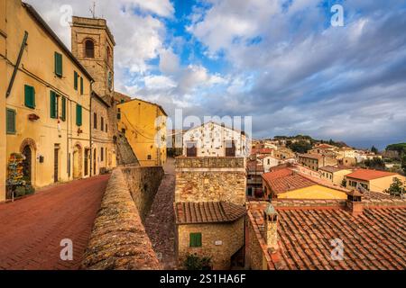 Blick auf die Stadt Montescudaio mit dem Bürgerturm. Provinz Pisa, Region Toskana, Italien Stockfoto