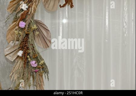 Die Dekoration besteht aus getrockneten Blumen. Kopierbereich, Stockfoto
