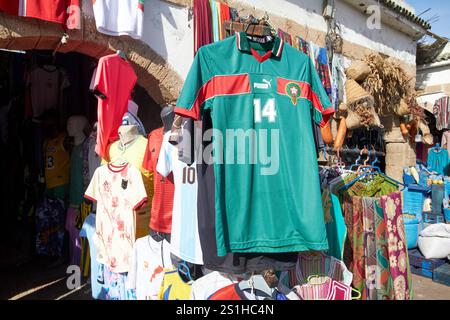 Fußballtrikots zum Verkauf in einem Geschäft Medina Altstadt unesco-Weltkulturerbe essaouira, marokko Stockfoto
