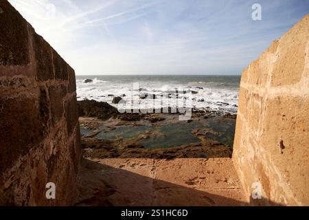 Blick auf das Meer von der alten Festung Stadtmauer und Medina Altstadt unesco-Weltkulturerbe essaouira, marokko Stockfoto