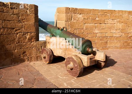 Alte portugiesische Kanone aus dem 16. Jahrhundert mit Blick auf das Meer von der Bastion in der alten Festung Stadtmauern und Medina Altstadt unesco-Weltkulturerbe e Stockfoto