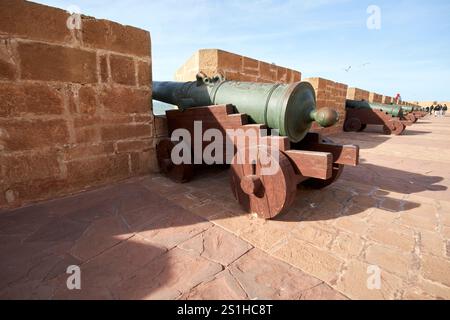 Reihe alter spanischer Kanonen auf alten Festungsmauern und Medina Altstadt, unesco-Weltkulturerbe essaouira, marokko Stockfoto