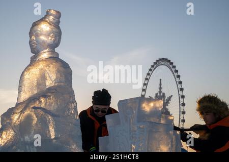 Harbin, Chinas Provinz Heilongjiang. Januar 2025. Mitglieder eines Eisskulpturenteams des College of Art and Design der Daqing Normal University arbeiten an Eisskulpturen, die von Terrakotta-Kriegern inspiriert wurden, in Harbin Ice-Snow World in Harbin, nordöstlicher Provinz Heilongjiang, 4. Januar 2025. Eine Gruppe von fünf Eis-„Terra-Cotta-Warriors“ in verschiedenen Haltungen wird bald ihr Debüt in der Harbin Ice-Snow World geben. Quelle: Zhang Tao/Xinhua/Alamy Live News Stockfoto